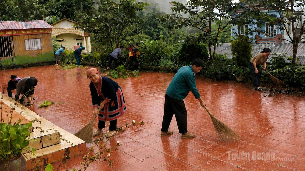 Giáo viên, phụ huynh Trường Tiểu học và THCS Hồ Thầu vệ sinh trường lớp, chuẩn bị năm học mới.