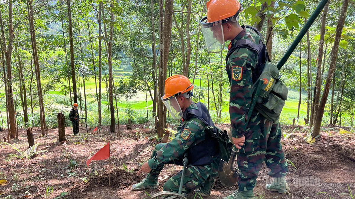 Đội rà phá bom mìn thuộc Sư đoàn 316 thực hiện rà phá bom mìn tại xã Bạch Đích.
