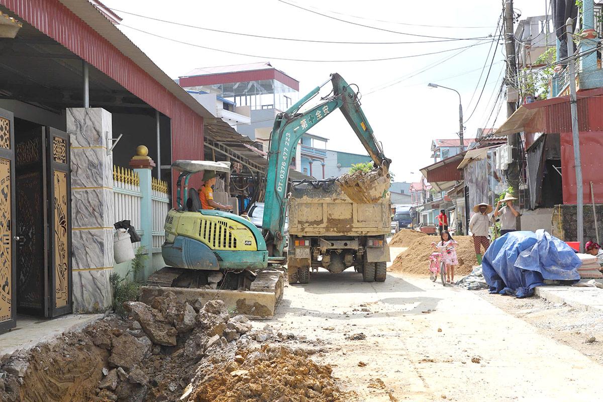 Công trình giao thông thôn Nà Khoang, xã Quản Bạ đang được đẩy nhanh tiến độ thi công và
giải ngân vốn.