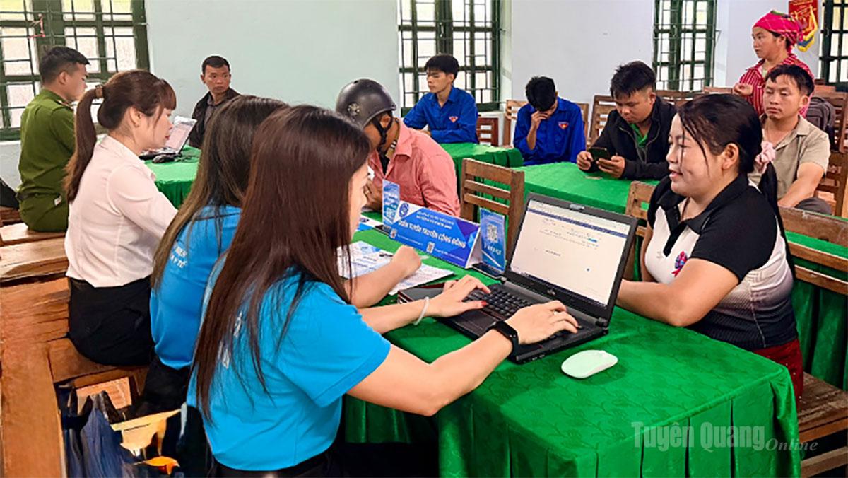 BHXH cơ sở Hà Giang và Công an xã Lao Chải phối hợp tuyên truyền chính sách BHXH, BHYT; hỗ trợ người dân cập nhật, tích hợp thông tin thẻ BHYT trên ứng dụng VNeID.