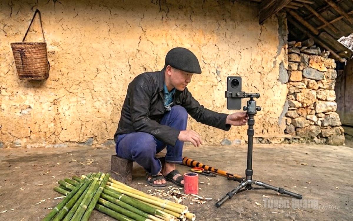 Anh Sùng Mí Nhù chuẩn bị góc quay livestream giới thiệu làm khèn trên TikTok.