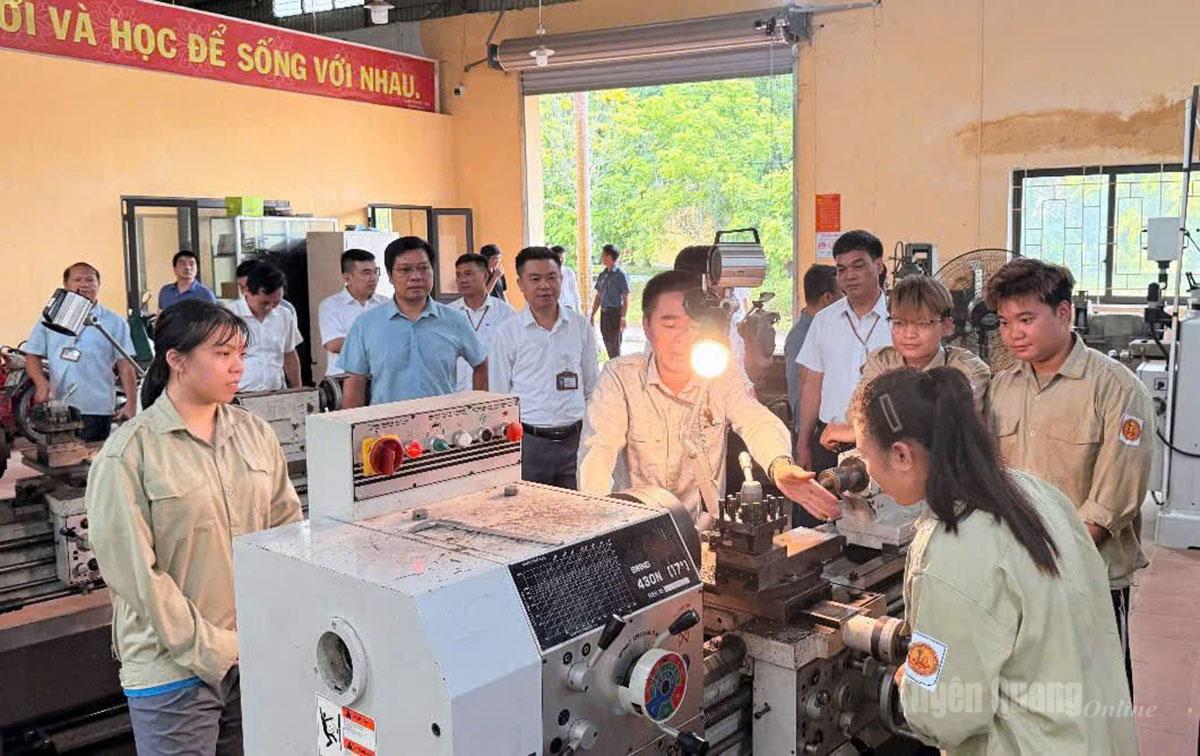 Đoàn công tác Đại học Công nghiệp Hà Nội khảo sát hệ thống xưởng thực hành tại Trường Cao đẳng Tuyên Quang.