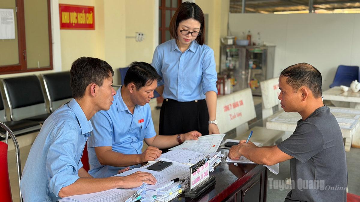 Người dân phường Minh Xuân được cán bộ giải thích cặn kẽ thông tin để nhận diện hành vi lừa đảo.