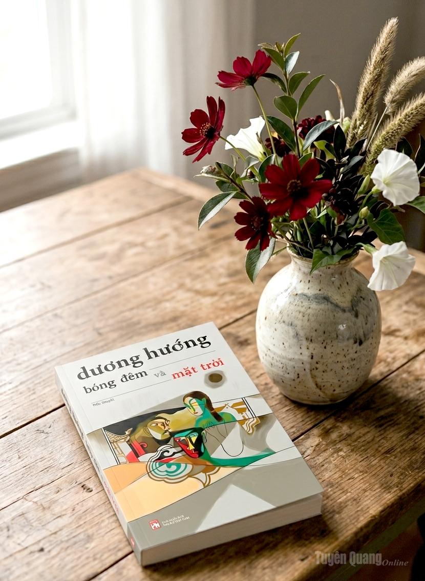 Tiểu thuyết “Bóng đêm và mặt trời”.