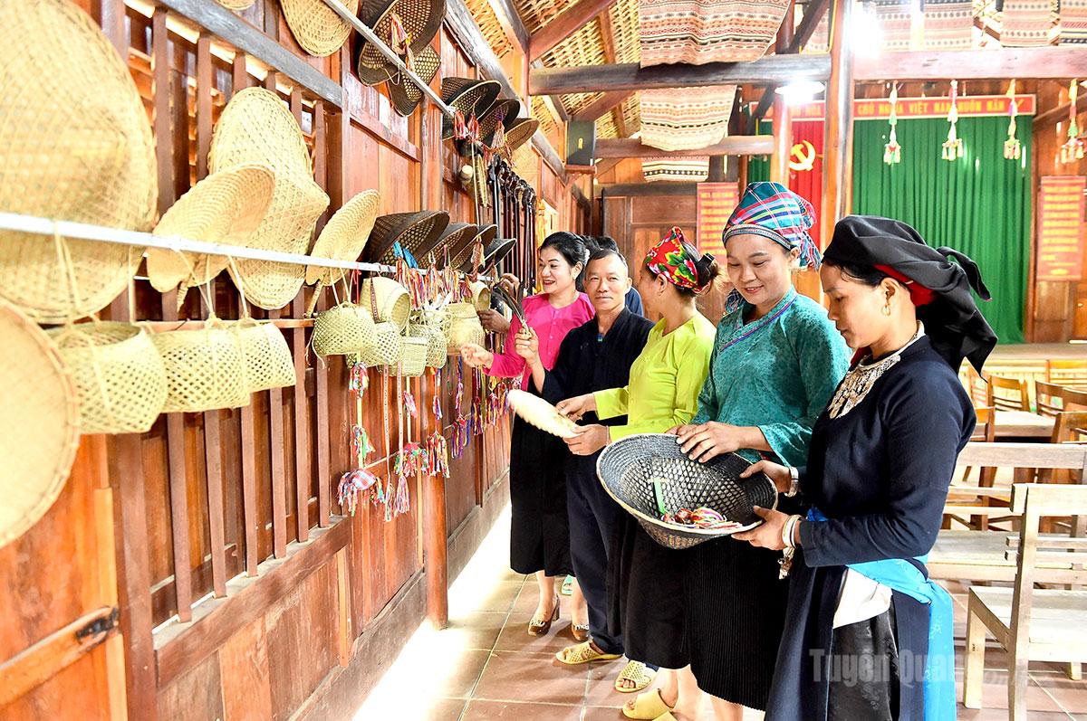 Đảng viên Chi bộ thôn Bản Khun, xã Bằng Lang trao đổi, thống nhất cách làm trong bảo tồn và phát huy những giá trị văn hóa truyền thống của cộng đồng.