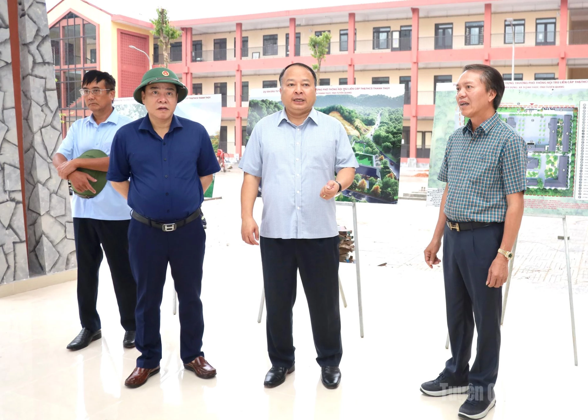 Nhà thầu thi công báo cáo tiến độ dự án với các đồng chí lãnh đạo tỉnh.