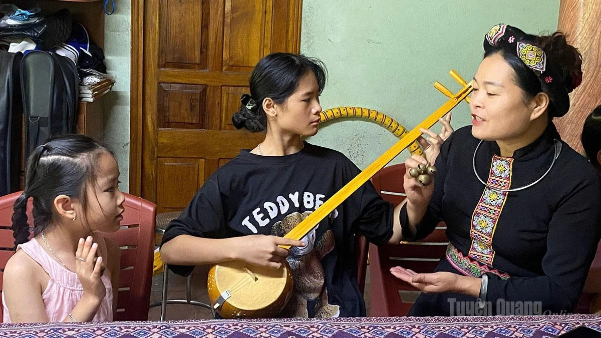 A Then singing and Tinh lute class taught by Trieu Thi Lam Hanh.