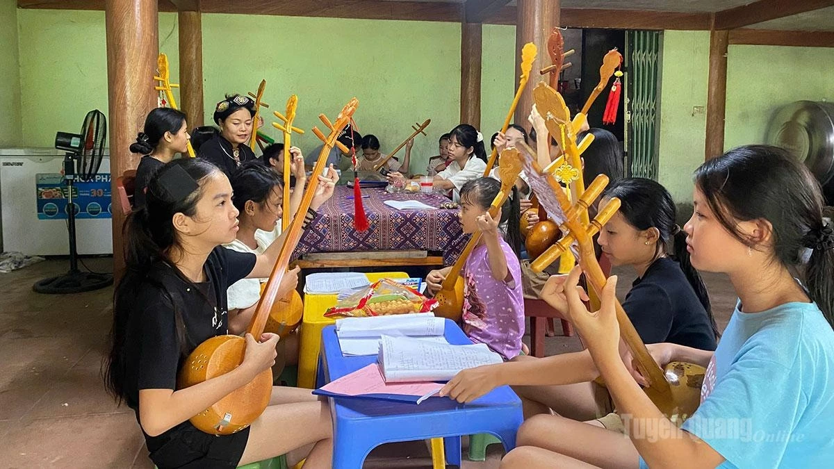 Trieu Thi Lam Hanh teaches children to sing Then.