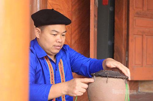 Anh Sầm Văn Đạo, 
Trưởng ban Công tác Mặt trận 
thôn Mãn Hóa, Chủ nhiệm CLB Bảo tồn văn hóa dân tộc Cao Lan xã Phú Lương.