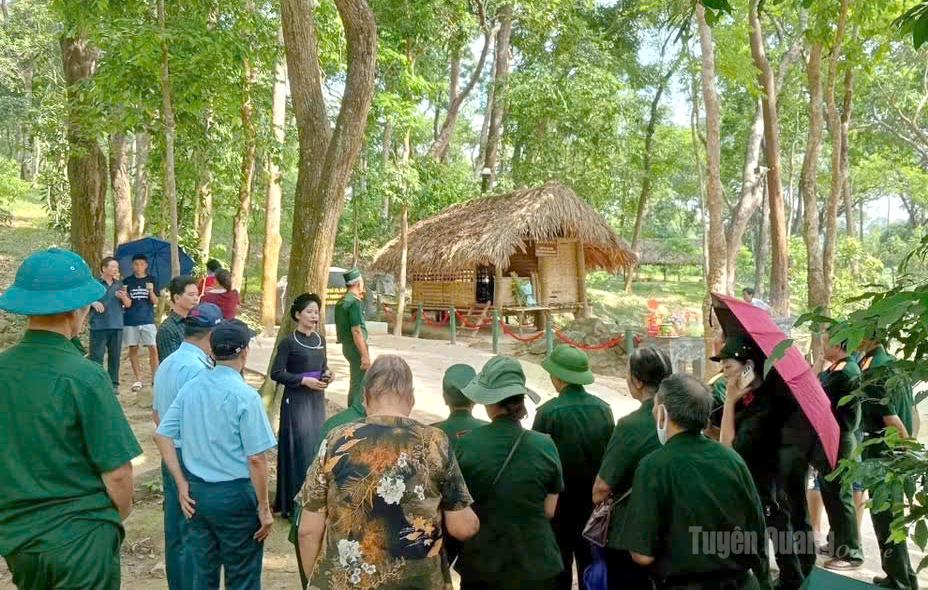 Từ mùa Thu lịch sử đến chính quyền gần Dân