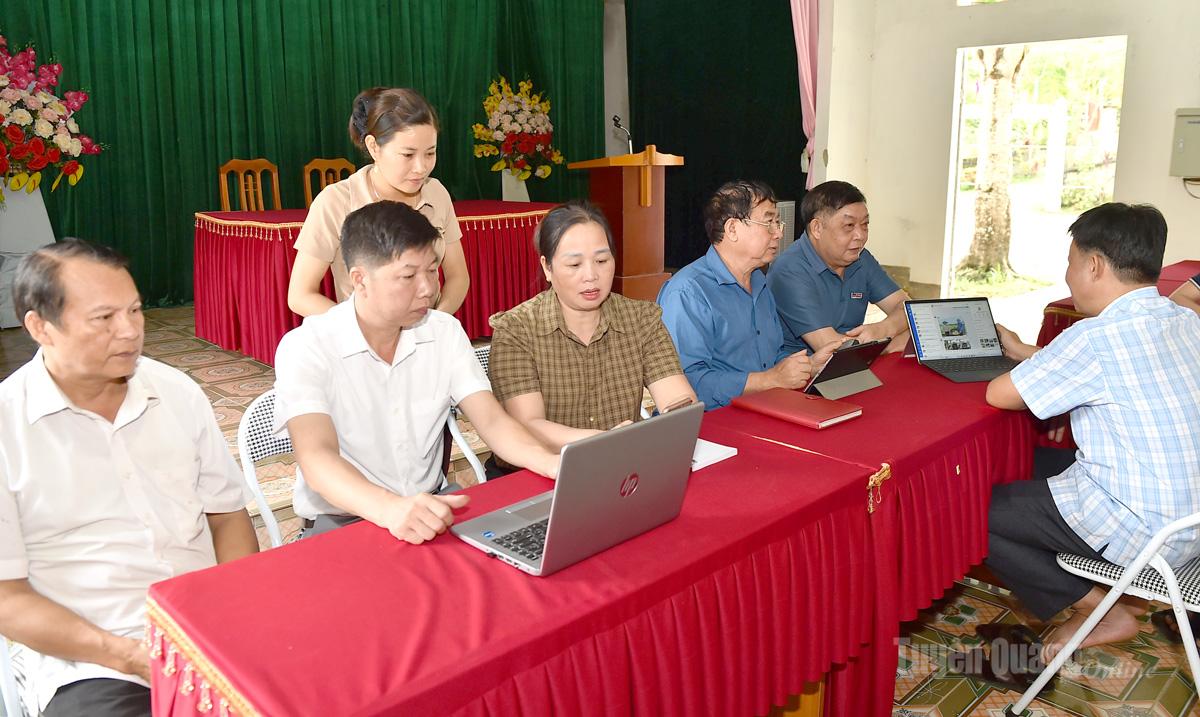 Một buổi trao đổi về chuyển đổi số của các đảng viên Chi bộ thôn Yên Phú, xã Bằng Lang.