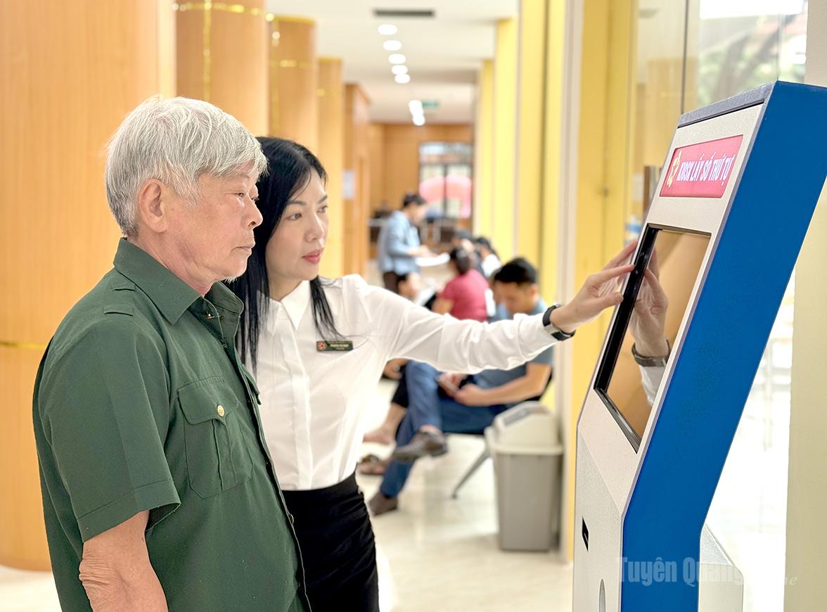Người dân được hỗ trợ thực hiện giao dịch các thủ tục trên 
môi trường số tại Trung tâm Phục vụ hành chính công của tỉnh.
