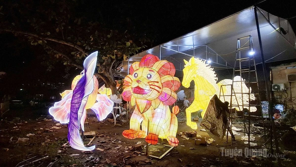 The Mid-Autumn Festival model workshop of Pham Van Sang in Minh Xuan Ward is bustling with workers throughout the night.
