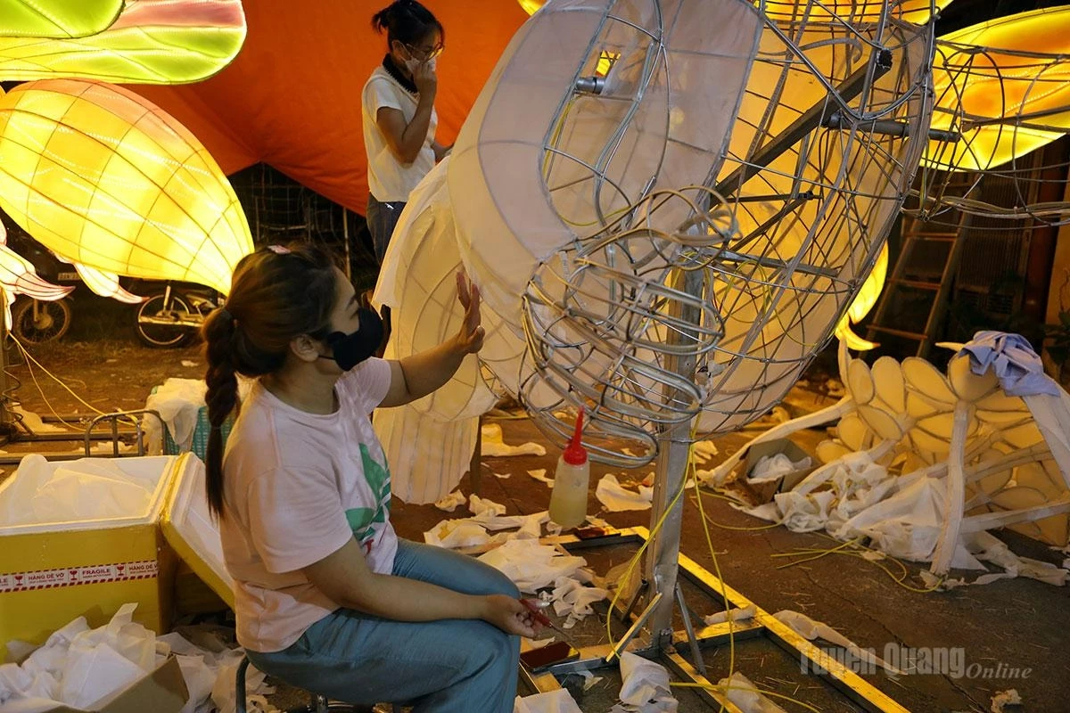 After shaping the steel frames, they cover the models with nylon.