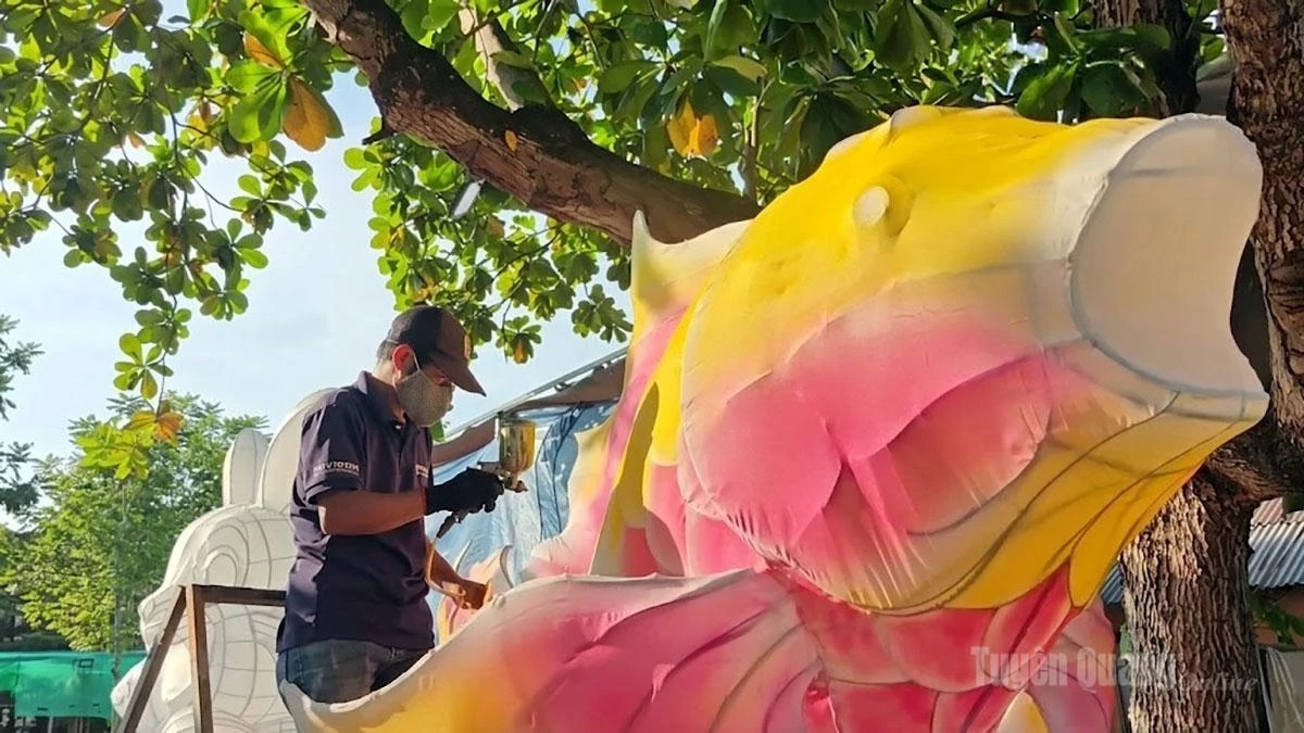 Once the models have been shaped, they are painted in different colors.