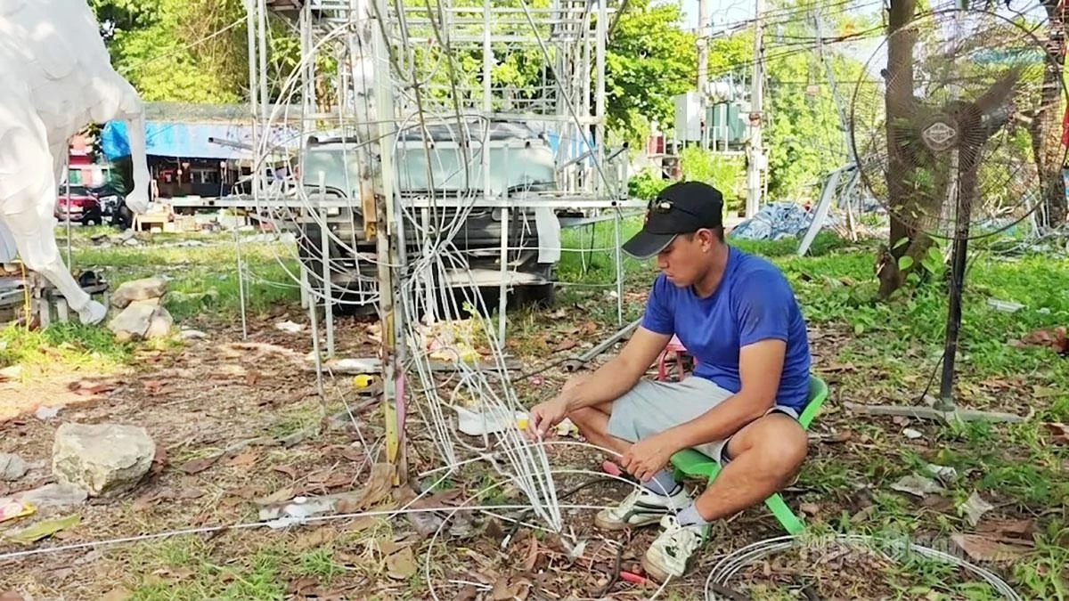 The models are made from steel wires of different sizes.