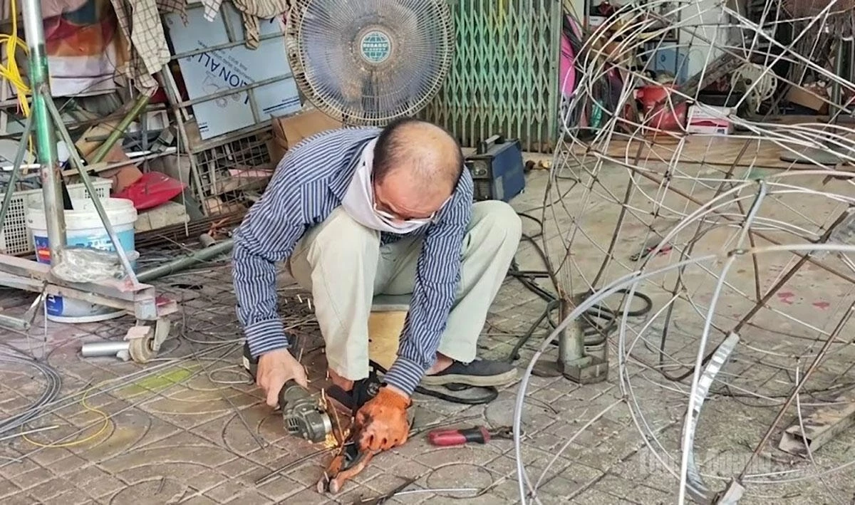 Artisan Pham Ngoc Toan in Minh Xuan Ward cuts and shapes steel wires to assemble his artwork.