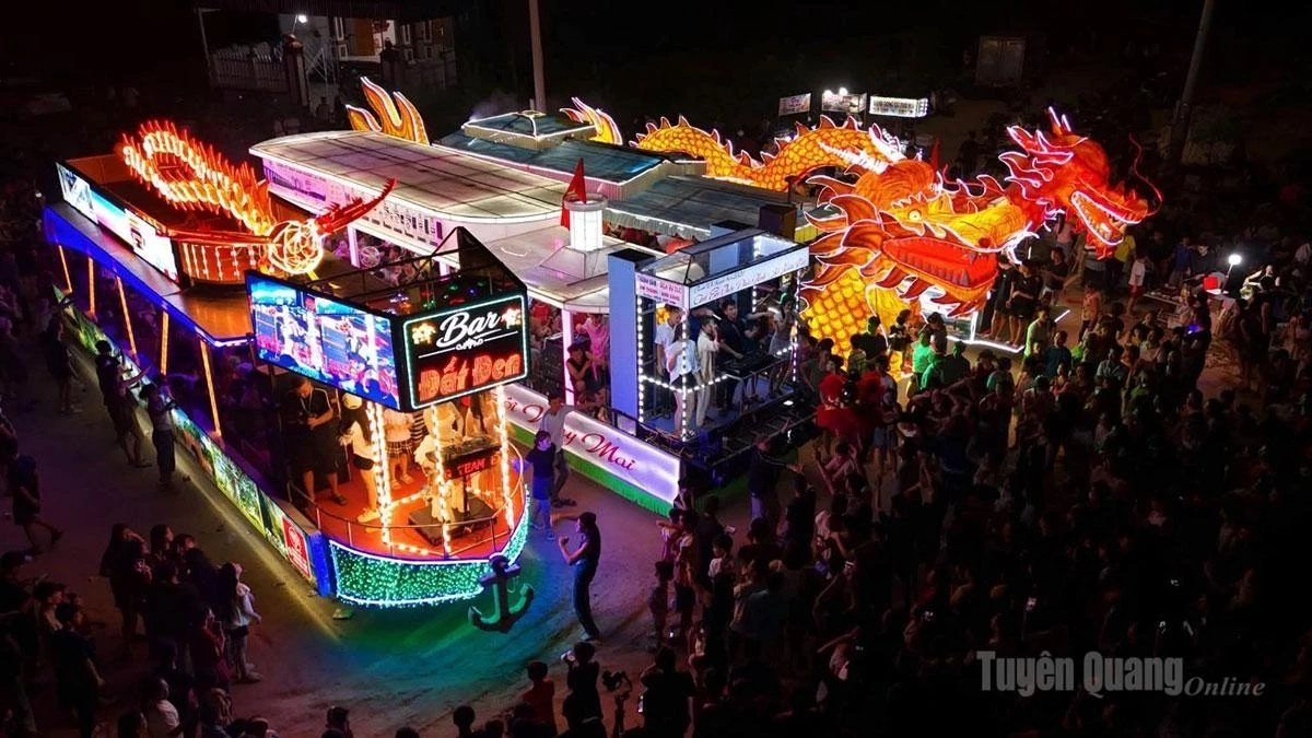 The Mid-Autumn Festival models have begun parading through the streets of Tuyen Quang.