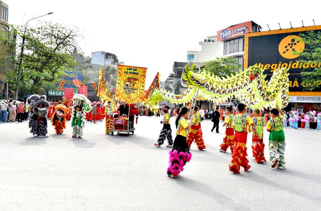  Múa lân, sư, rồng theo đoàn rước Mẫu trong Lễ hội đền Hạ, đền Thượng, đền Ỷ La.