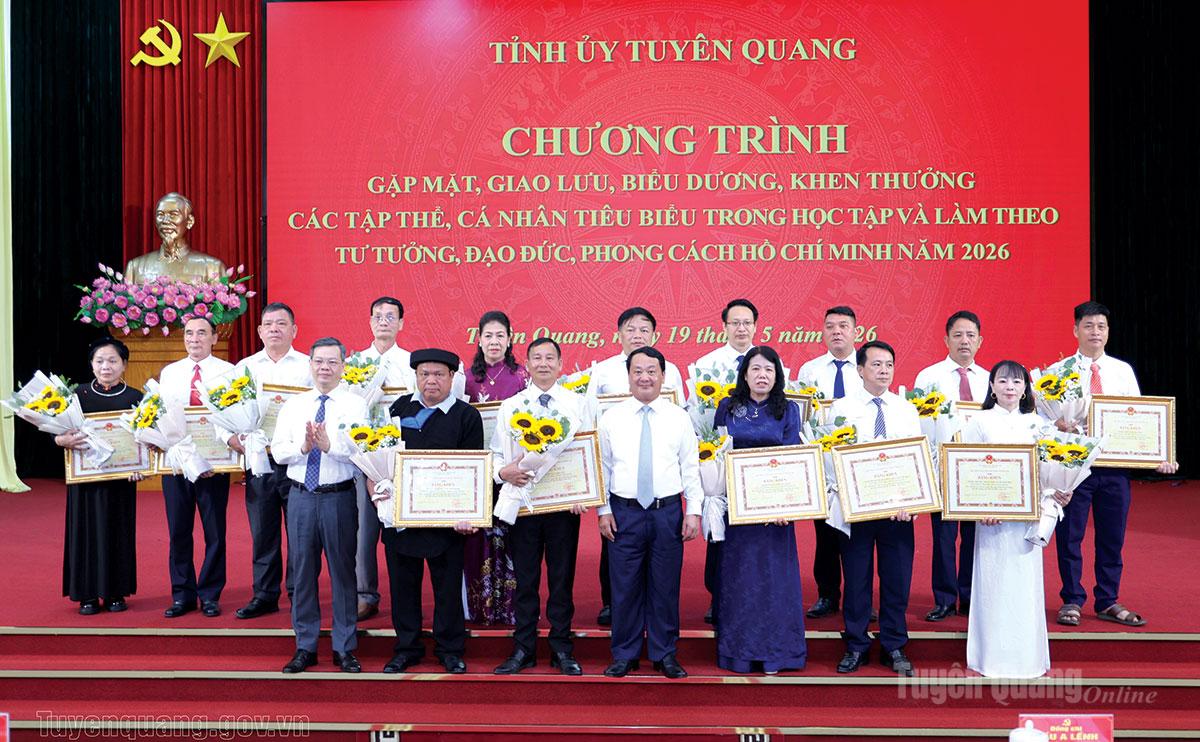 Đồng chí Bí thư Tỉnh ủy hầu A Lềnh trao Bằng khen của tỉnh cho các tập thể, cá nhân tiêu biểu trong học tập và làm theo Bác năm 2026.