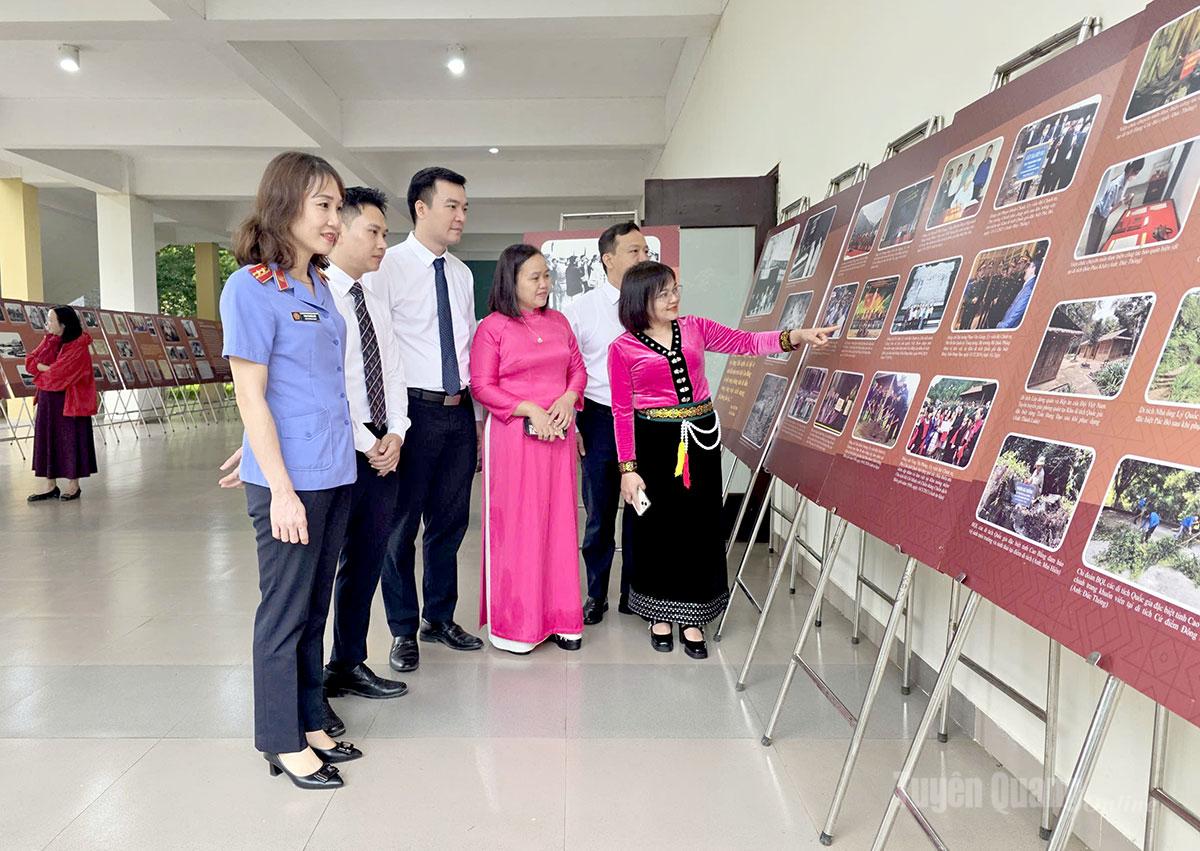 Cán bộ, đảng viên tiêu biểu trong học tập và làm theo Bác 
thuộc các cơ quan Đảng tỉnh báo công 
với Bác tại Khu di tích lịch sử Pác Pó, 
Cao Bằng.