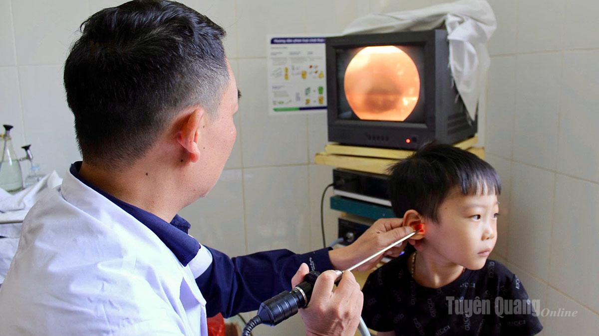 Trẻ em xã Ngọc Đường khám sức khỏe trước thềm năm học mới.