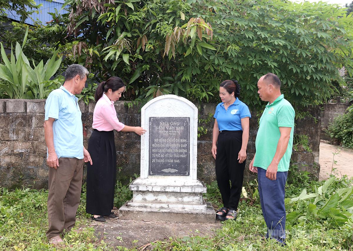 Bia di tích ghi dấu những gia đình ở Làng Chạp từng vinh dự đón Chủ tịch Hồ Chí Minh trong những năm tháng cách mạng.
