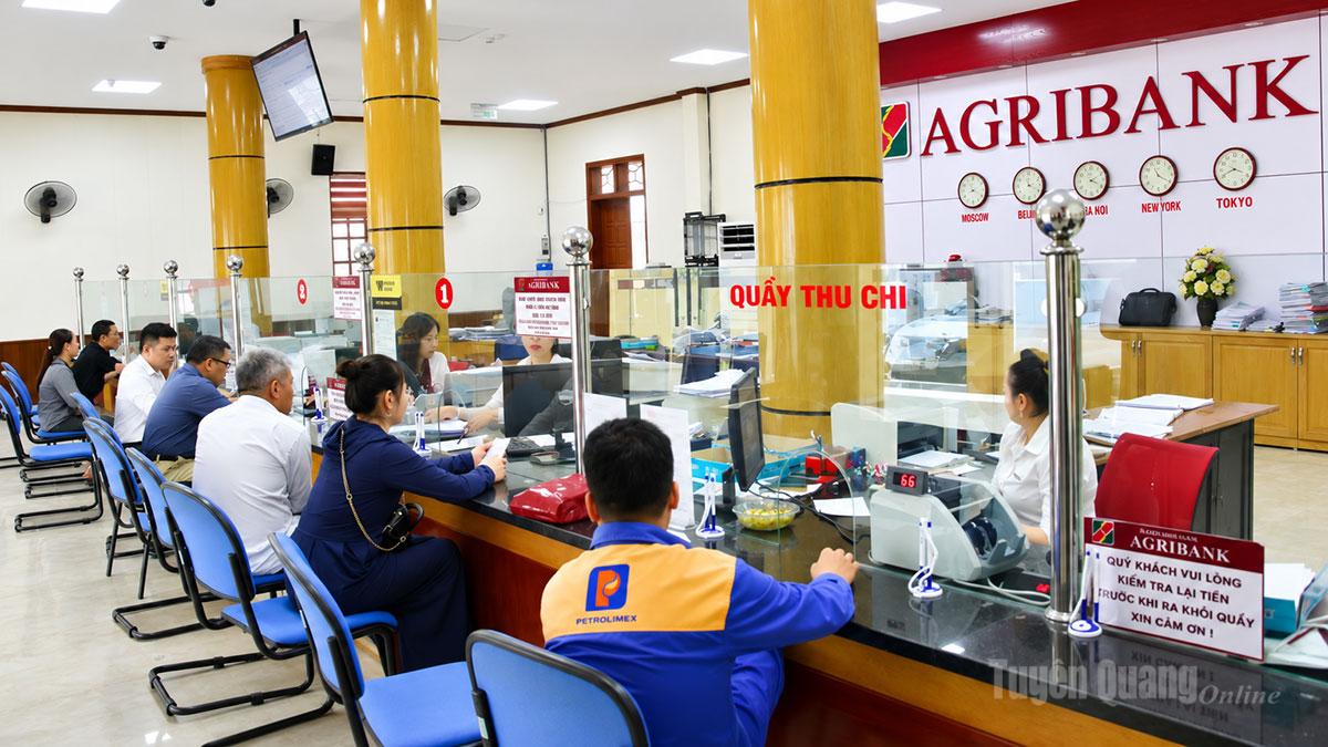 Khách hàng đến giao dịch tại Agribank Quang Bình.