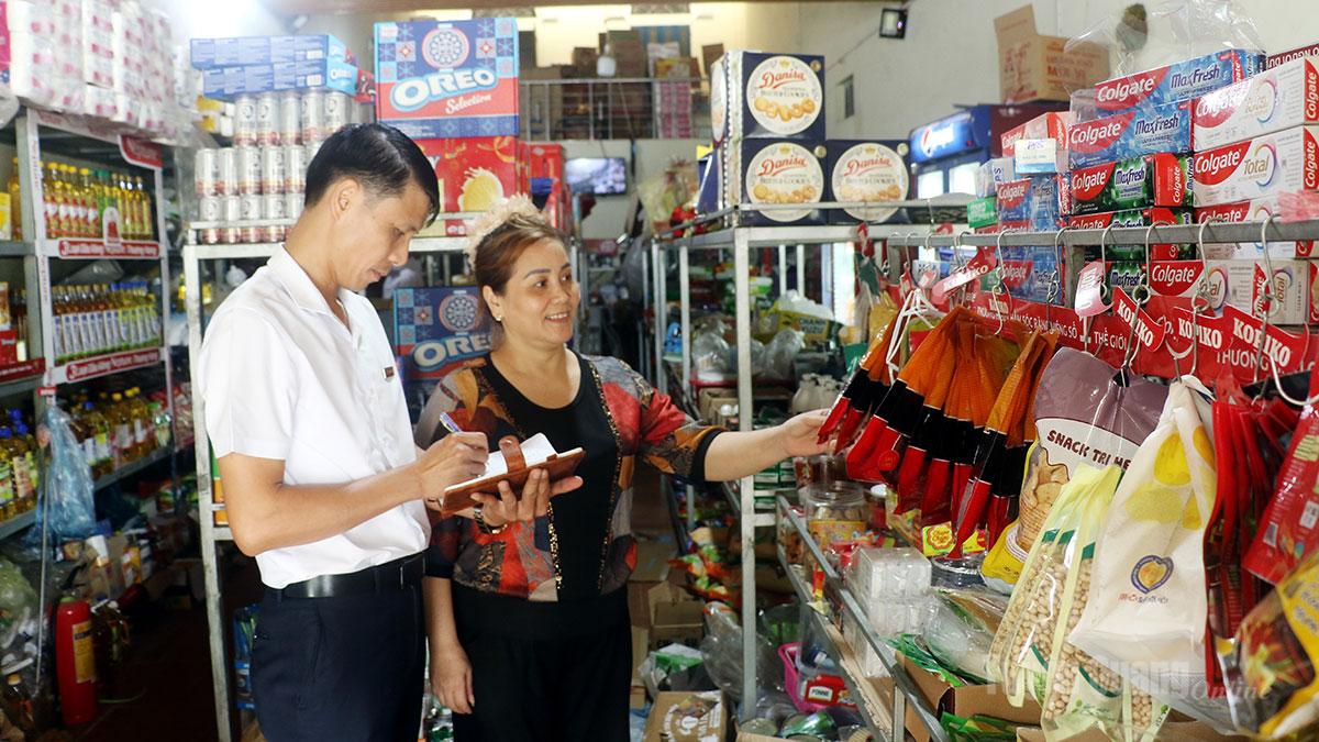 Cán bộ Agribank Bắc Quang khảo sát mô hình kinh doanh của khách hàng Nguyễn Thị Sinh, thôn 12, xã Bắc Quang.