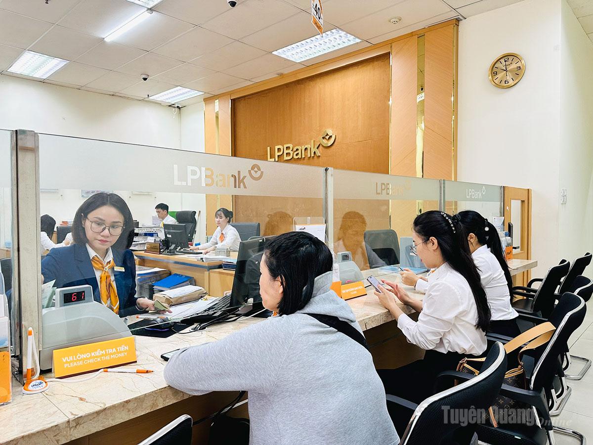 Khách hàng giao dịch tại Ngân hàng LPBank Chi nhánh Tuyên Quang.