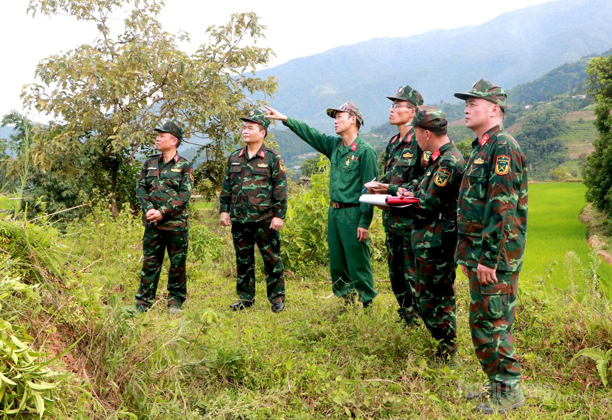 Cựu chiến binh
 Nguyễn Văn Kim 
(thứ 3 từ trái sang) 
trở lại xã Thanh Thủy
 để cung cấp thông tin 
cho lực lượng chức năng.