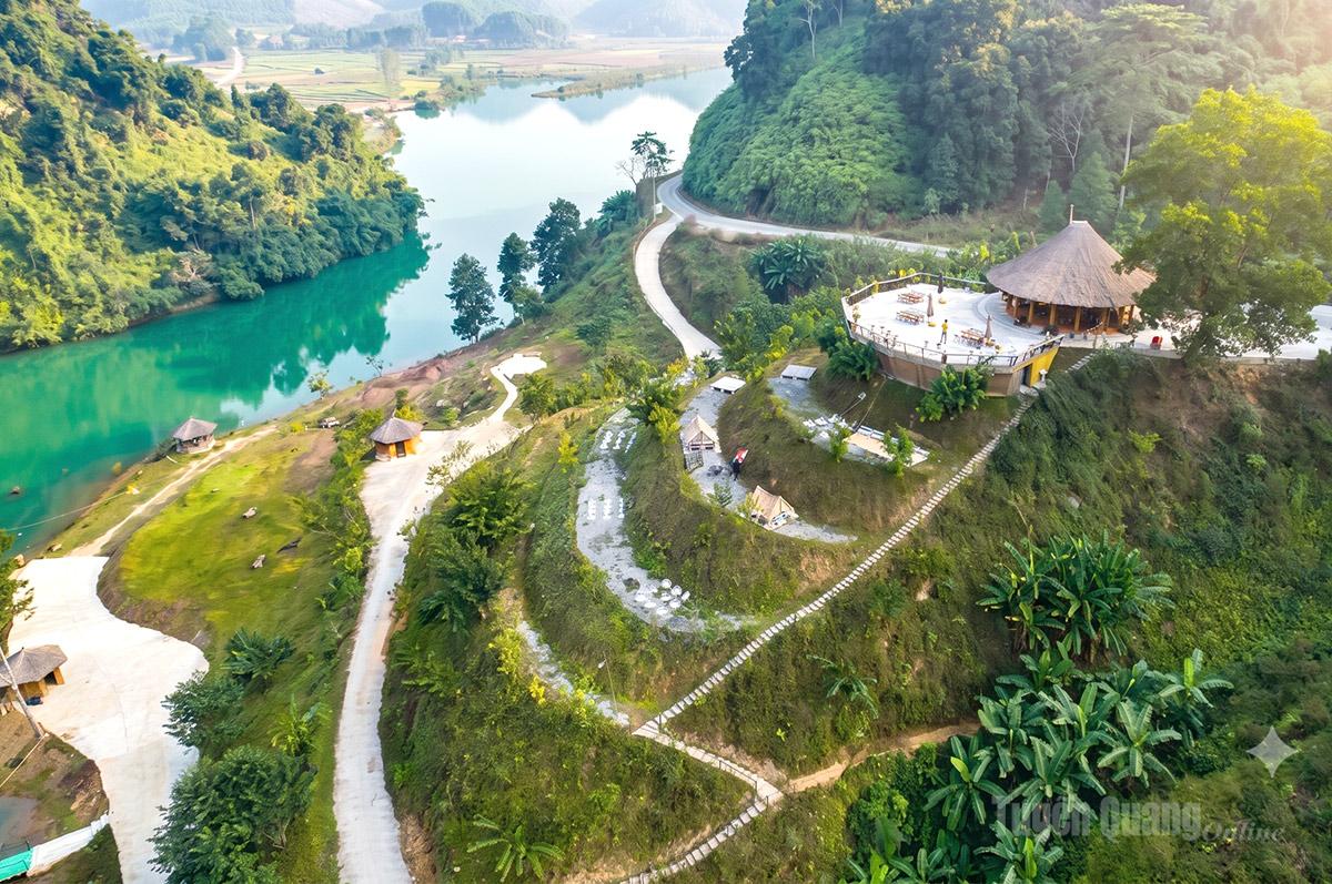 Với cảnh đẹp hữu tình, các điểm dừng chân và homestay trên địa bàn 
xã Thuận Hòa đã, đang thu hút đông đảo khách du lịch thập phương.