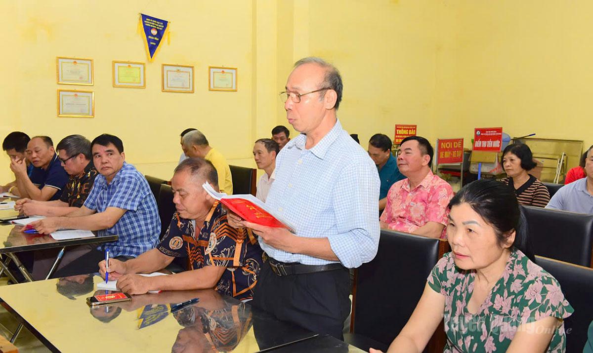 Đảng viên cao tuổi tổ nhân dân Tân Quang 12, phường Minh Xuân đóng góp ý kiến trong cuộc họp chi bộ.
