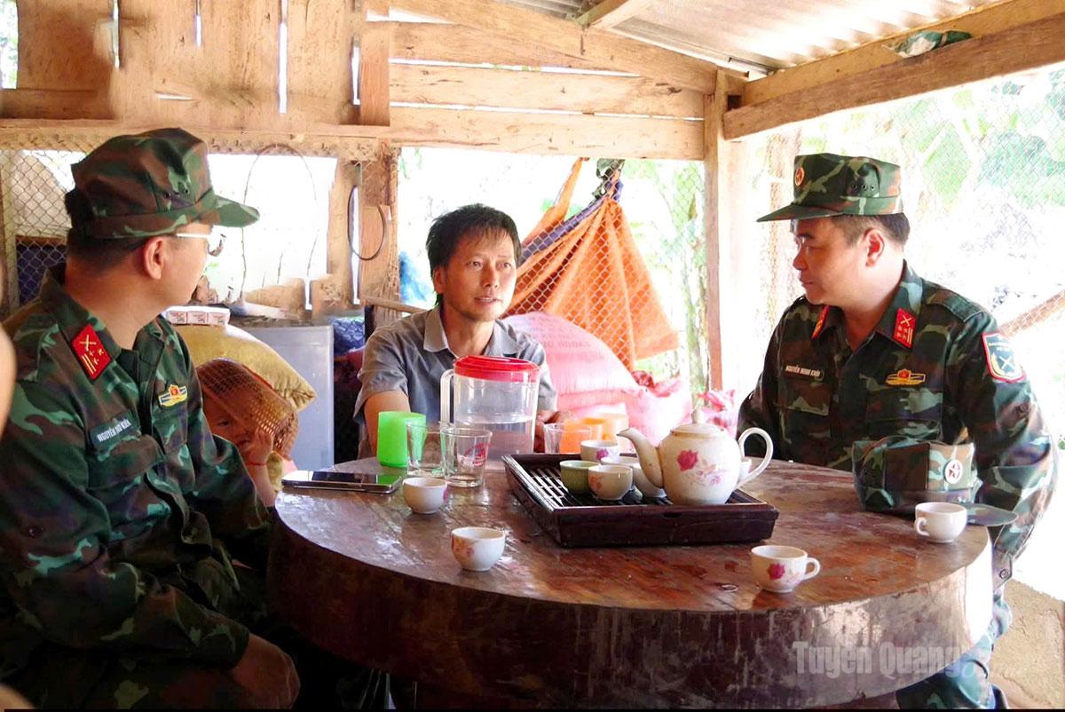 Đại tá Nguyễn Minh Khôi, Phó Chính ủy Bộ CHQS tỉnh (ngoài cùng bên phải) với người dân đang cung cấp thông tin phục vụ công tác tìm kiếm, quy tập hài cốt Liệt sĩ.