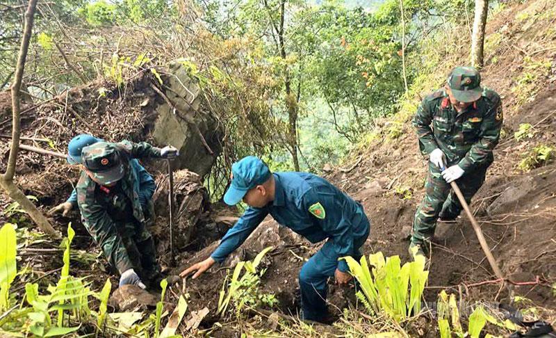 Lực lượng dân quân tự vệ xã Thanh Thủy góp sức cùng 
Đội tìm kiếm, quy tập hài cốt liệt sĩ trên điểm cao 685.