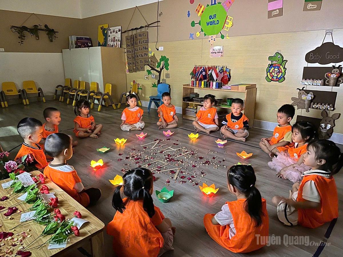 Học sinh Trường Mầm non Song ngữ Ngôi sao Việt trải nghiệm thắp đèn hoa đăng Mùa Vu Lan.

