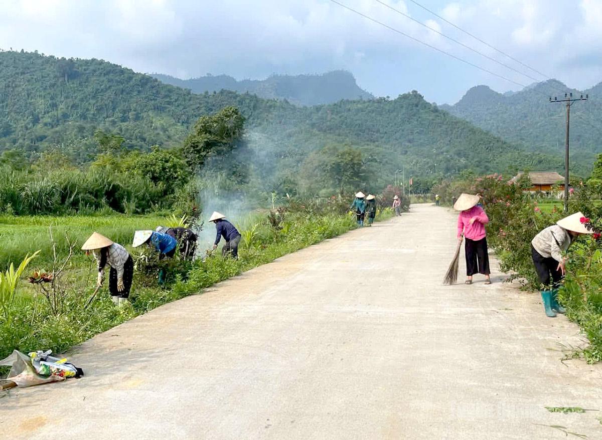 Cán bộ, nhân dân thôn Bản Khun, xã Bằng Lang tổng vệ sinh, chỉnh trang các tuyến đường và khuôn viên Nhà văn hóa thôn, tạo cảnh quan sáng - xanh - sạch - đẹp.