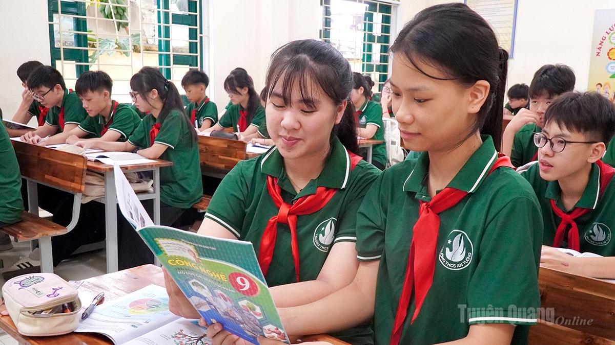 Các em học sinh trường THCS An Tường được trang bị đầy đủ sách giáo khoa trước thềm năm học mới.