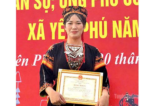 Chị
Đặng Thị Linh,
thôn 3
Thống Nhất, xã Yên Phú.