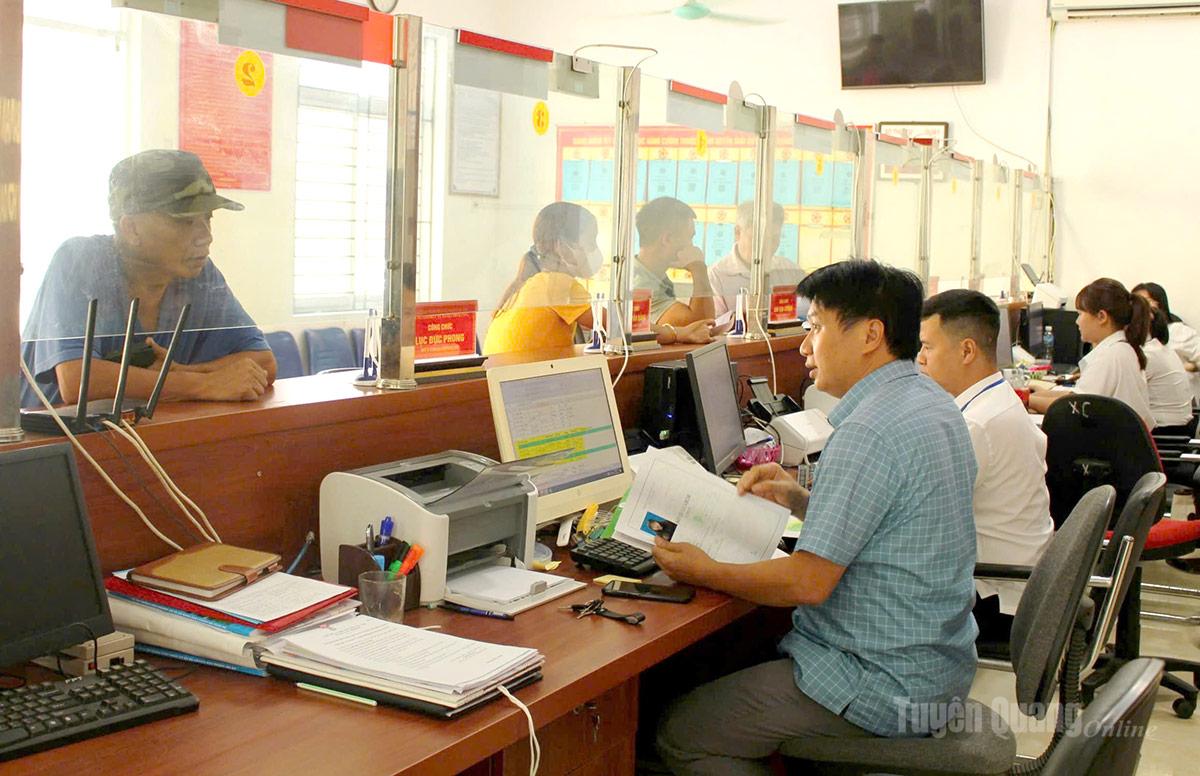 Cán bộ Trung tâm Phục vụ hành chính công xã Hoàng Su Phì giải quyết hiệu quả công việc cho người dân.