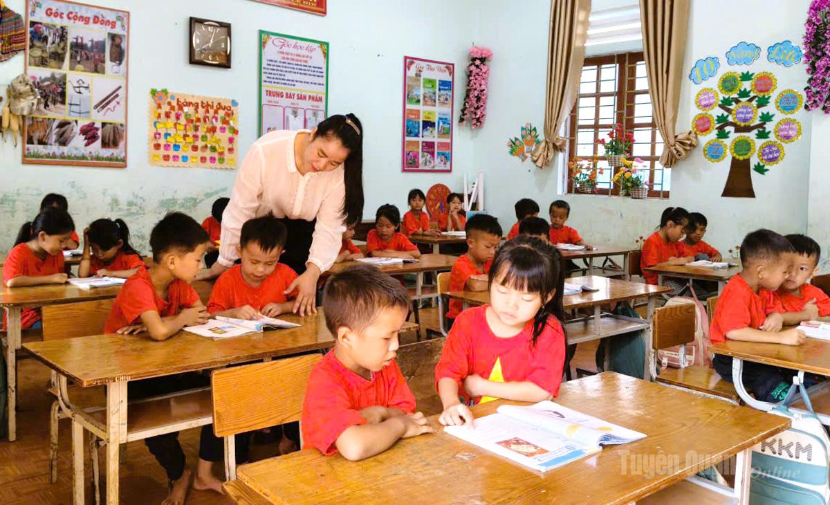 Cô giáo Bùi Thị Liệu ôn tập kiến thức cho các em học sinh trước thềm năm học 2026 - 2027.