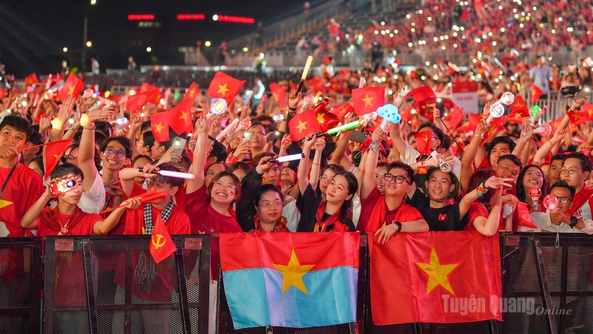 Hơn 70.000 khán giả, phần lớn là giới trẻ có mặt tại Khu đô thị Vạn Phúc và phố đi bộ Nguyễn Huệ xem chương trình chính luận nghệ thuật. Ảnh: CTV
