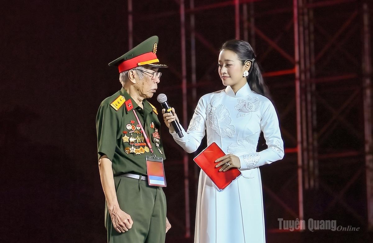Cựu chiến binh Nguyễn Thế Nghĩa kể về những năm tháng lao tù ở Phú Quốc gây xúc động tại chương trình. Ảnh: P.V