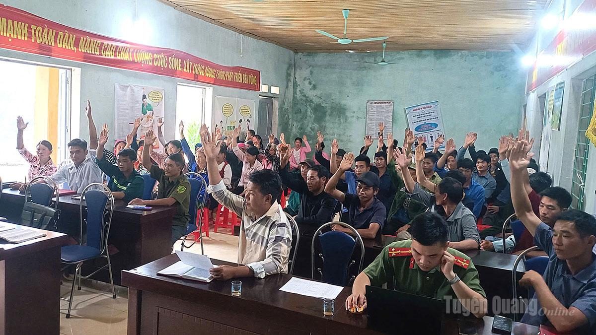 Người dân thôn Tả Chải, xã Tân Tiến thể hiện sự đồng lòng trong cuộc họp thôn.