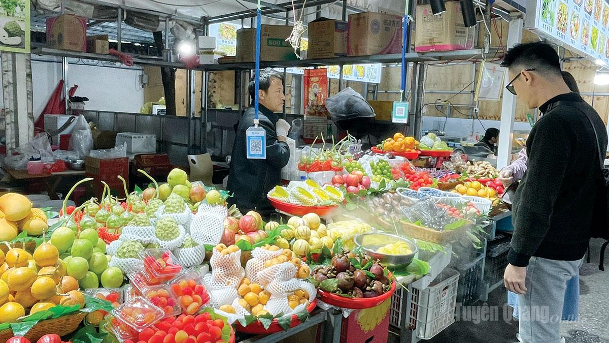 Ai bán hàng cũng đều mong may mắn, nên mong người đầu tiên mua hàng trong ngày là người vui vẻ, dễ tính.