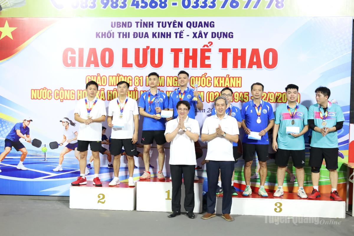 Ban Tổ chức trao giải Nhất, Nhì, Ba nội dung đôi nam môn pickleball.