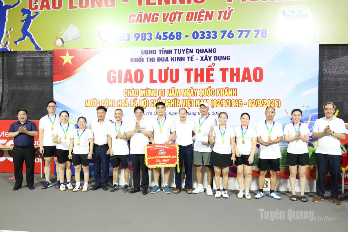 Ban Tổ chức trao huy chương và cờ cho đội đạt giải Nhất nội dung kéo co.
