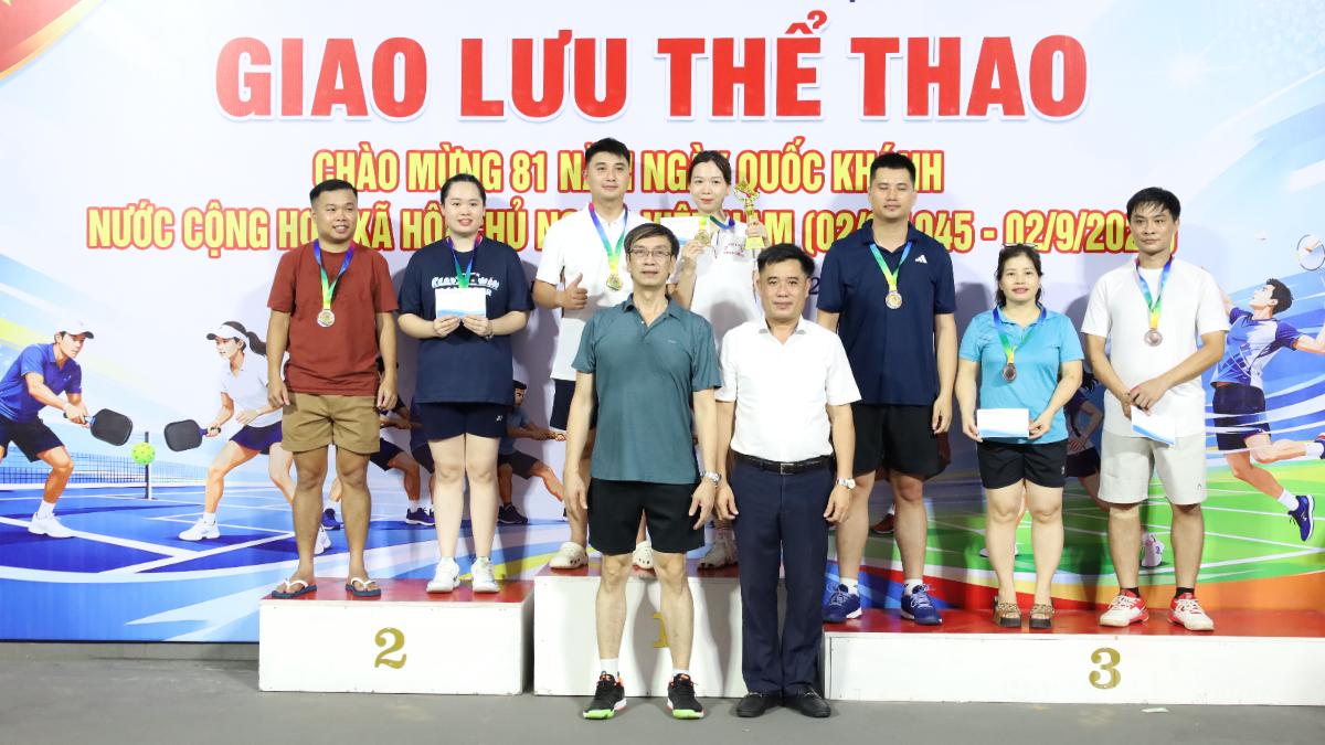 Ban Tổ chức trao giải Nhất, Nhì, Ba nội dung đôi nam nữ môn cầu lông.