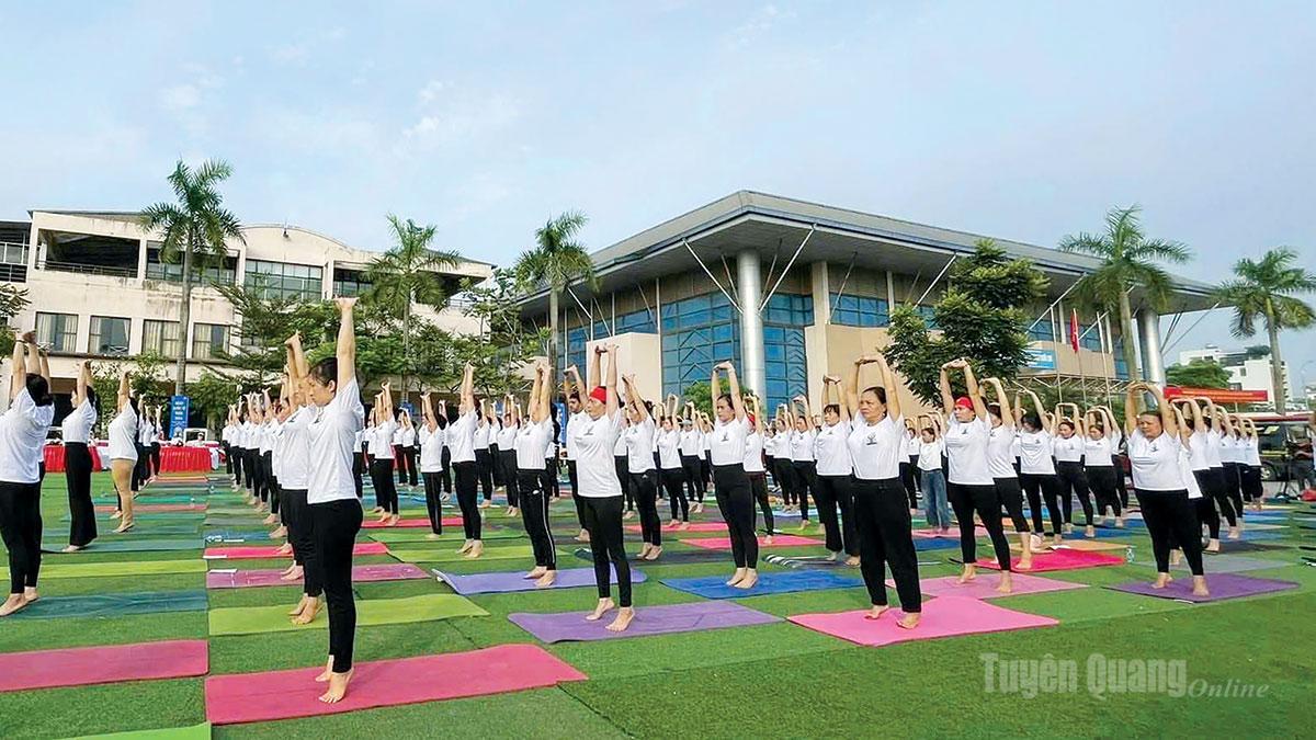 Yoga giúp cải thiện sự thăng bằng và tinh thần sảng khoái cho người tập.