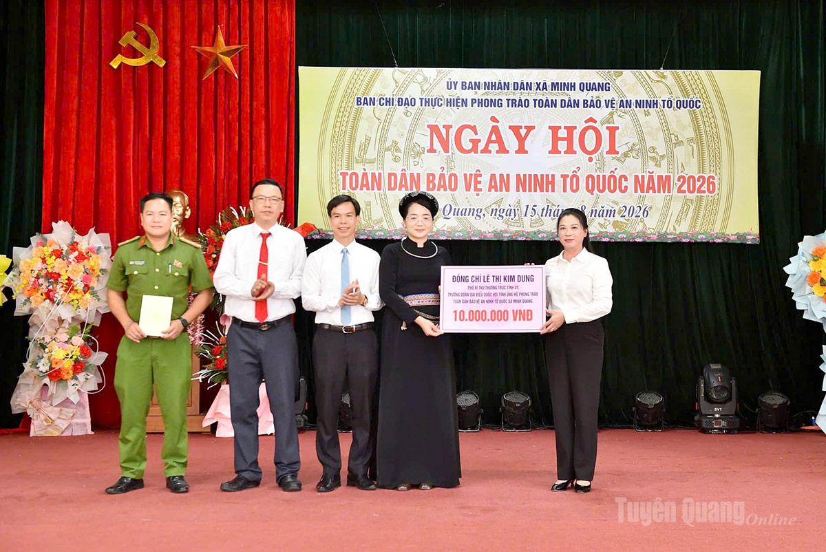 Đồng chí Phó Bí thư Thường trực Tỉnh ủy Lê Thị Kim Dung tặng quà cho các em học sinh xã Minh Quang nhân dịp chuẩn bị đầu năm học mới.